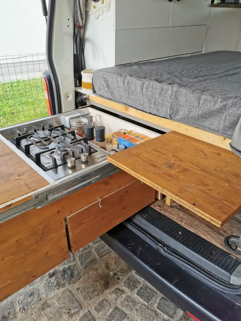 Die Küchen in unserem selbstabgebauten Van.