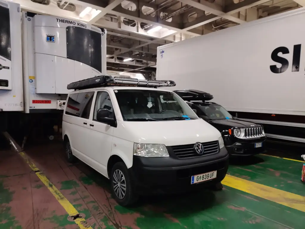 Der Van auf der Fähre zwischen LKW-Anhängern.
