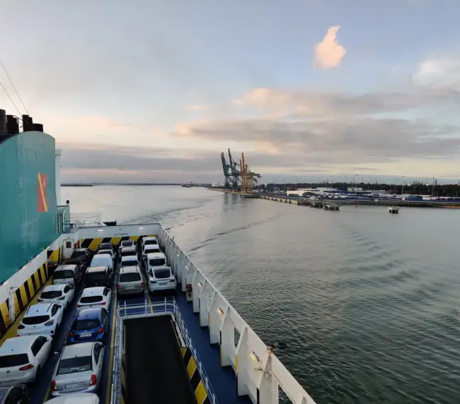 Ausblick von der Fähre auf Teneriffa zurück auf den Hafen in Huelva.