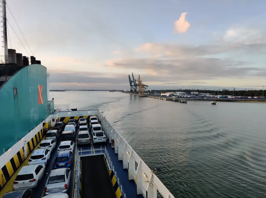 Ausblick von der Fähre auf Teneriffa zurück auf den Hafen in Huelva.