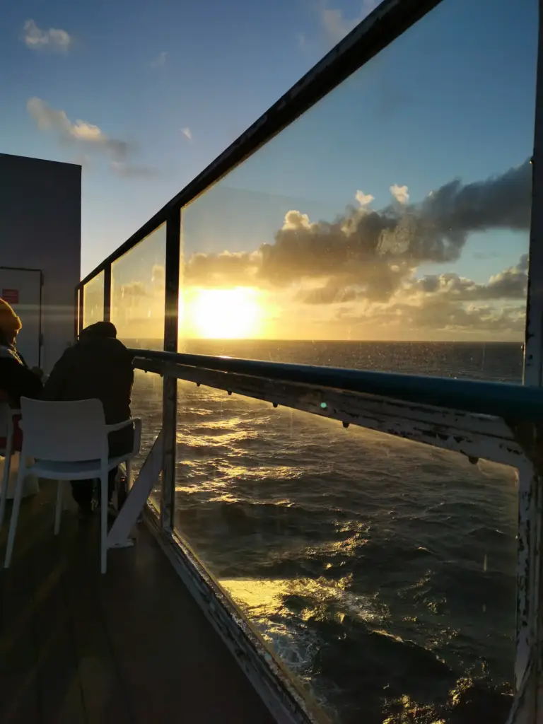 Sonnenuntergang am offenen Meer. Fährfahrt auf die Kanaren.