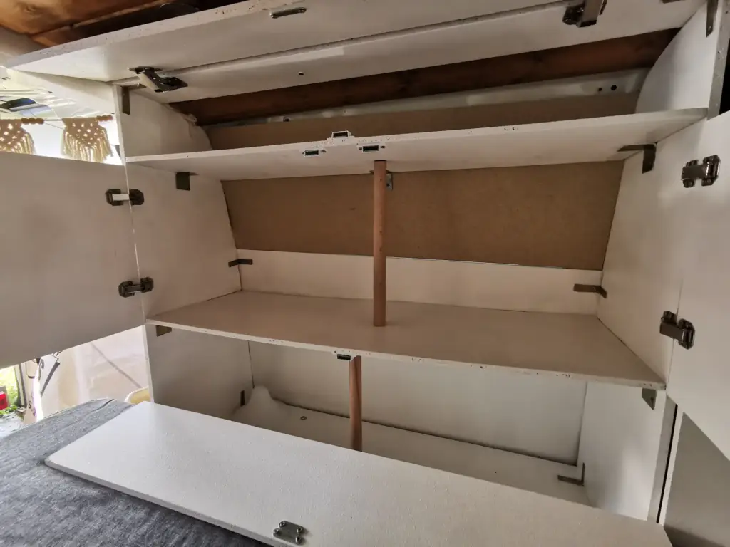 Kleiderschrank im Van von innen - alle Türen offen.