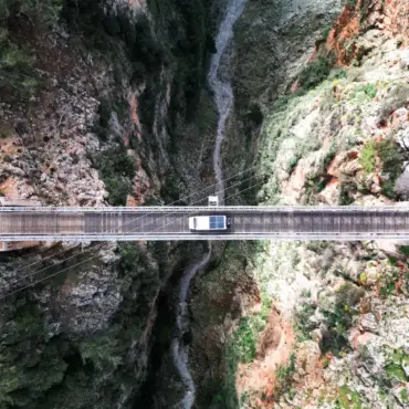 Drohnenaufnahme: Gerti, das Wohnmobil, auf der Aradena Brücke auf Kreta. Darunter die tiefe Schlucht.
