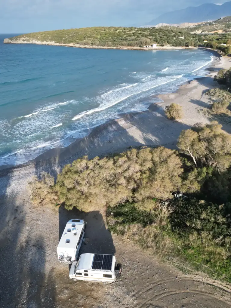 Unser Wohnmobil Gerti mit dem Wohnmobil von Ich-kenn-da-ne-Abkürzung am Strand auf Kreta.
