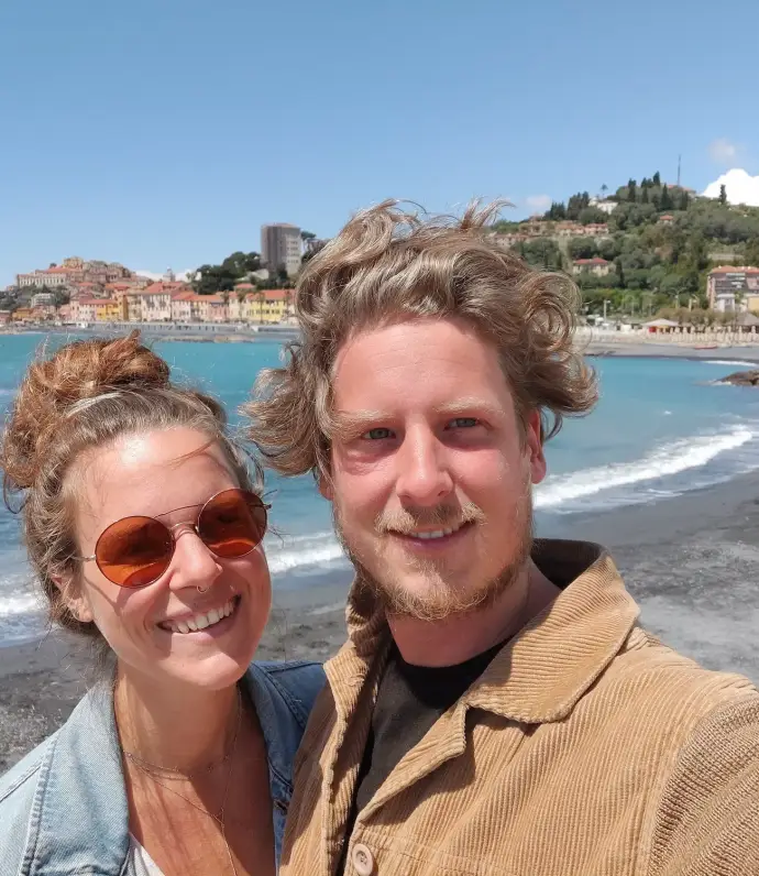 Das Bild zeigt die beiden Menschen - Laura und Michi - die hinter einfach-herumgruken stecken am Meer.