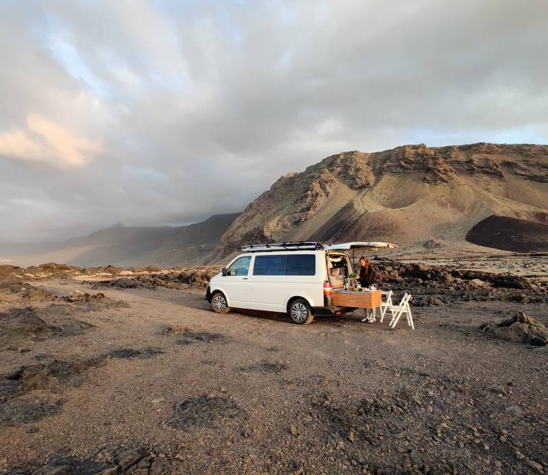 Das Bild zeigt einen VW T5-Campervan in der Wildnis auf den Kanaren. Kochen im Wohnmobil mit einfach-herumgurken.