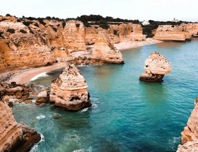 Klippen der Algarve in Portugal